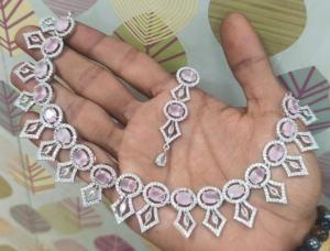 Conjunto de Collar de Lujo para Mujer en Latón Real con Detalles Intrincados y Acabado Duradero para Novias y Grandes Ocasiones - Product Image 6