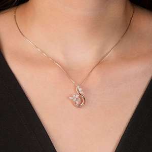 Elegante Collar con Colgante de Diamantes Florales en Espiral Dorada para Mujer – Diseño de Vid Curva Delicado con Joyería de Diamantes Brillantes - Product Image 1