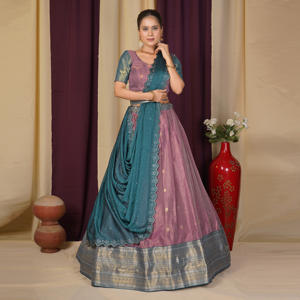 Lehenga Choli de Seda Banarasi con Motivos Tejidos Ricos, Borde Tradicional Ancho, Blusa Elegante y Dupatta Sofisticada - Product Image 2