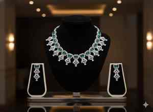 Ensemble de colliers ethniques modernes en laiton de qualité supérieure avec pendentif décoratif pour collection festive, disponible à la vente - Product Image 5