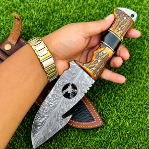 Cuchillo de acero de Damasco forjado a mano con mango de cuerno y funda de cuero, cuchillo para acampar al aire libre - Product Image 2