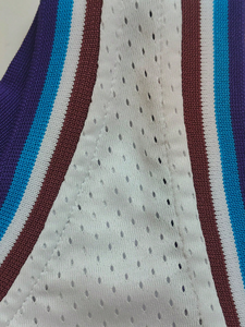 เสื้อบาสเก็ตบอลสีขาวสไตล์เรโทร แขนกุด คอวี เสื้อกีฬาพิมพ์ลายกราฟิก ปักลาย ทรงหลวม สำหรับเล่นบาสเก็ตบอล ออกกำลังกาย วิ่ง - Product Image 4