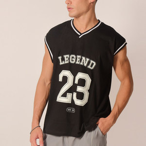 Camiseta sin Mangas Legend 23 con Cuello en V para Hombre, Negra con Detalles en Contraste, Estampada, Corte Casual, Largo Regular - Product Image 5