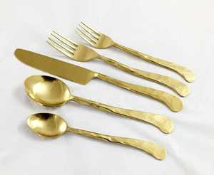 Juego de Cubiertos Chapados en Oro de 5 Piezas, Acabado Mate, Diseño Moderno, Cubiertos de Metal Duraderos para Bodas - Product Image 1