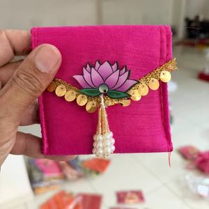 Ensemble d'enveloppes élégantes faites à la main Lotus Shagun, pochettes à monnaie en tissu de soie de qualité supérieure avec pompon perlé, enveloppes de mariage festives - Product Image 1
