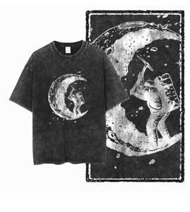 Camiseta negra de manga corta para hombre con estampado de astronauta en la luna, corte regular, cuello redondo, diseño informal de jersey de algodón - Product Image 2