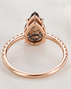 แหวนหมั้นทองคำ 18K สุดหรู ประดับด้วยมอสซาไนต์ทรงหยดน้ำและฝังแบบ Prong Setting - โดดเด่นด้วยดีไซน์ที่เป็นเอกลักษณ์ของเรา - Product Image 2