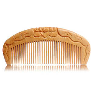 Peigne à cheveux en bois à dents fines avec une poignée ajourée richement sculptée, disponible à prix de gros. - Product Image 3