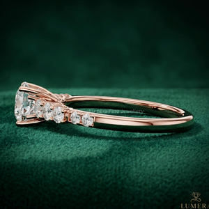 แหวนหมั้นและแหวนแต่งงานทรงกลมเพชรเจียระไนแบบบริลเลียนท์เคลือบทอง 18K เพชรเพาะเลี้ยงในห้องปฏิบัติการ ดีไซน์หรูหราสไตล์วินเทจ รับรองโดย IGI สำหรับผู้หญิง - Product Image 2