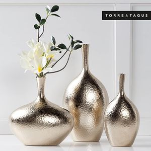 Vase à fleurs en métal doré de luxe contemporain, élégant accent décoratif pour l'intérieur de la maison, pour la table à manger, la décoration du salon - Product Image 6