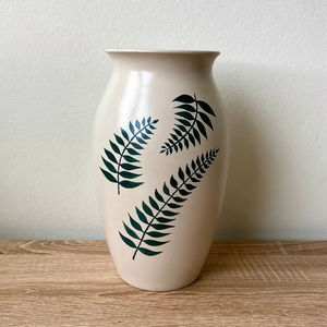 Jarrón de Cerámica Contemporáneo con Motivo de Hojas, Forma Curva Alta, Acabado Liso y Acentos Inspirados en la Naturaleza para Espacios de Vida Elegantes - Product Image 1