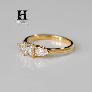Anillo de Diamante con Corte Princesa Cultivado en Laboratorio, Certificado por IGI, Oro Amarillo de 14K, Anillo de Compromiso de Tres Piedras, Piedras Laterales en Forma de Pera, Diamante de Laboratorio - Product Image 3
