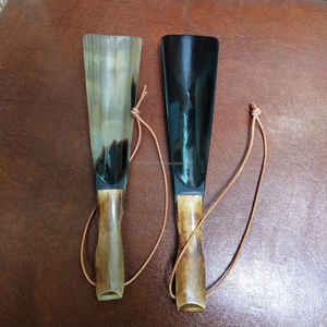 Cuchara para zapatos de cuerno de búfalo y buey hecha a mano de primera calidad con mango antiguo de hueso y correa de cuero al mejor precio - Product Image 2
