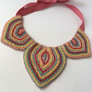 Collier artisanal en perles multicolores avec médaillon à motif étoile et franges, style tribal ethnique bohème, perles de rocaille - Product Image 5