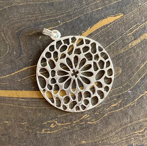 Pendentif léger en argent 925 de créateur avec motif floral pour hommes et femmes, à porter au quotidien - Product Image 3