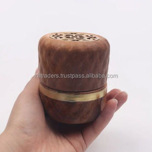 Élégant brûleur d'encens en bois naturel Mubkhar arabe en bois fait à la main avec base au design unique pour le parfum d'intérieur et la décoration islamique - Product Image 5