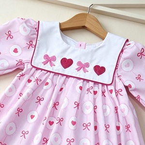 Robe rose à manches longues pour bébé fille avec imprimé cœur et nœud, col brodé blanc, poignets à volants et design personnalisé - Product Image 3