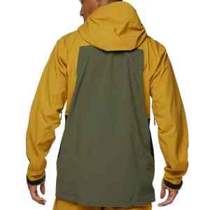 Vêtements d'extérieur pour hommes conçus pour les conditions météorologiques rigoureuses, offrant flexibilité, confort et protection contre les intempéries pendant le ski - Product Image 3