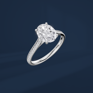 Bague de fiançailles solitaire en platine PT950 pour femme avec diamant ovale et diamants latéraux, style classique - Product Image 1