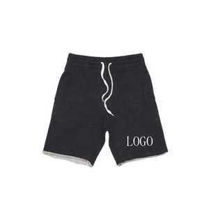 Shorts gris en polyester pour homme avec cordon de serrage, couleur unie, style décontracté, logo frontal, taille mi-haute, tissu respirant à motif, séchage rapide - Product Image 3