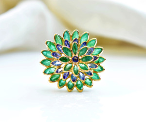 แหวนค็อกเทลรูปดอกไม้ประดับมรกตธรรมชาติและแทนซาไนต์ในทองคำแท้ 18K สีเหลือง – แหวนประดับพลอยทรงมาร์คีส์สามชั้น - Product Image 1