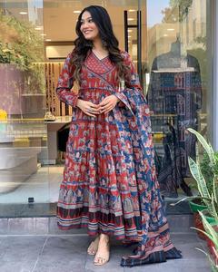 Conjunto de traje bordado a mano de algodón pesado con tejido Zari y encaje a juego Dupatta Conjunto de 3 piezas Disponible en tallas M a 3XL - Product Image 5