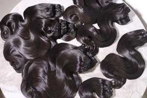Paquete de Cabello Remy Natural Ondulado Color Natural (1B) Calidad Premium Fábrica Vietnamita Doble Trama a Máquina - Product Image 4