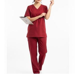 Tenues médicales pour femmes, ensembles d'uniformes à col montant et manches courtes, couleur bordeaux personnalisée, tissu respirant en spandex/polyester pour hôpital - Product Image 4