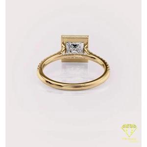 Bague de fiançailles minimaliste en or jaune avec diamant de laboratoire taille princesse serti clos et bande pavée de diamants, pour mariage - Product Image 6