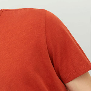 เสื้อยืดแขนสั้นผู้ชาย คอวี สีส้ม ผ้าคอตตอนเนื้อเจอร์ซีย์ เสื้อยืดพื้นฐานพรีเมียมสำหรับผู้ชาย - Product Image 1