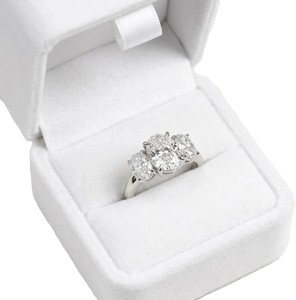 Bague de fiançailles classique pour femme en or blanc massif 10K 14K 18K avec trois diamants de laboratoire ovales certifiés IGI - Product Image 1