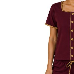 Conjunto de dos piezas de shorts para mujer en burdeos y dorado, top con cuello cuadrado y botones, estampado de Piano Girl, ribete en contraste, informal, de algodón, para verano. - Product Image 3