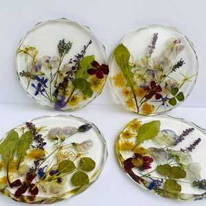 ชุดจานรองแก้วเรซิ่นรักษ์โลก วาดลายด้วยมือ ปรับแต่งได้ ชุด 4 ชิ้น ลายดอกไม้เคลือบอีพ็อกซี่ พร้อมดอกไม้แห้ง สำหรับตกแต่งโต๊ะ - Product Image 5