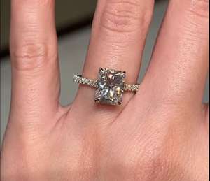 Anillo de Compromiso con Diamante Cultivado en Laboratorio de Corte Radiante de 3CT para Mujer |   Anillo de Compromiso y Boda de Lujo Certificado en Oro de 18K - Product Image 1