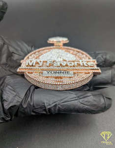 Colgante de Joyería de Alta Gama con Forma de Espada, Personalizado con Nombre, con Diamantes Moissanite en Acabado Oro Rosa - Product Image 4