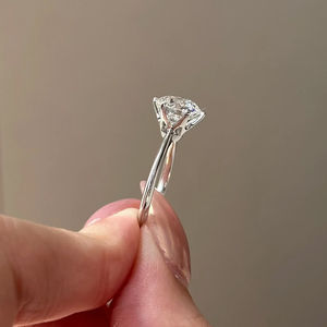 Anillo de Compromiso Solitario con Diamante Cultivado en Laboratorio de 2 Quilates, Corte Redondo, Certificado IGI, Color D E, Banda de Corte de Cuchilla, 6 Puntas, Anillo de Oro Personalizado - Product Image 4