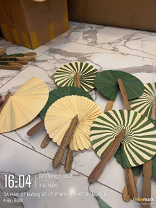 Éventail pliable personnalisé en feuille de palmier avec manche en bois |   Éventail pliant rond fait main pour mariage et cadeau d'événement - Product Image 2