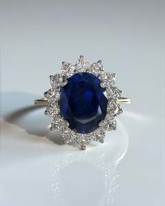 Bague en or blanc massif 18 carats avec magnifique saphir bleu et halo de diamants de laboratoire pour mariage, fiançailles, cadeau, fête, anniversaire - Product Image 1