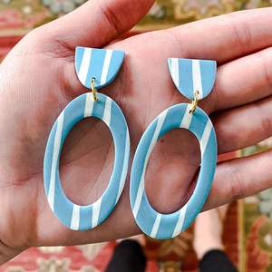 Pendientes de Resina Elegantes con Acabado Brillante, Diseño Moderno, Accesorios de Moda Duraderos y de Lujo Diseñados por Artesanos Expertos, Estilo Cristal - Product Image 5