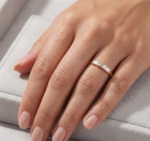 Elegante Anillo de Oro Sólido de 14K con Tres Puntas y Diamantes de Laboratorio en Forma de Baguette, Anillo Apilable, Banda de Boda Horizontal Minimalista para un Estilo Atemporal - Product Image 5