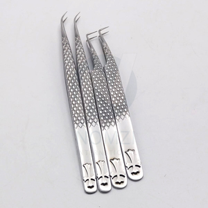 Pinzas para Pestañas de Acero Inoxidable Curvadas con Punta Negra de Fibra y Acabado Espejo, Sostenibles para Extensión de Pestañas, Puntiagudas y de Volumen - Product Image 1