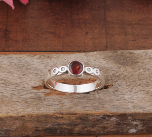 แหวนแต่งงานแบบโซลิแตร์ ดีไซน์โบโฮคลาสสิก ทำมือ ประดับพลอยโกเมนสีแดงทรงบริลเลียนต์ ตัวเรือนเงินแท้ 925 ฝังแบบเบเซล - Product Image 2