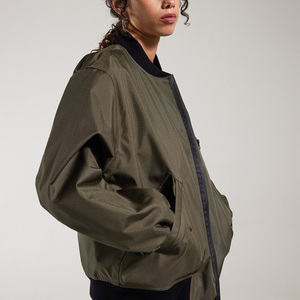 Chaqueta Bomber Gruesa de Temporada para Mujer, con Bordado de Camuflaje, Impresión Personalizada, Cierre de Cremallera Impermeable y Mangas Desmontables - Product Image 5