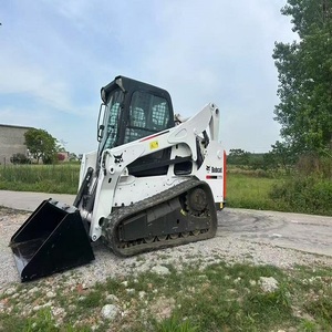Le chargeur compact sur chenilles Bobcat T770, équipé d'un broyeur forestier, est une machine puissante conçue pour le défrichement des terres. - Product Image 6