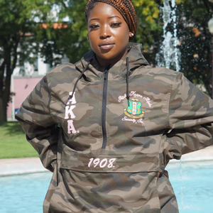 Chaqueta Anorak Camuflaje AKA para Mujer, Cortavientos con Capucha y Media Cremallera, Cresta Bordada, Verde Oliva Camuflaje Blanco - Product Image 3