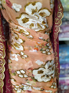 Dirac de mariée somalienne Maqbal de conception unique de qualité douce avec de superbes paillettes dorées florales blanches pour les femmes robes de soirée - Product Image 3