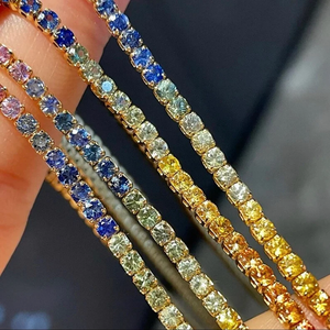 Pulsera de eslabones chapada en oro con cristales degradados arcoíris de corte esmeralda y engaste de canal - Product Image 4