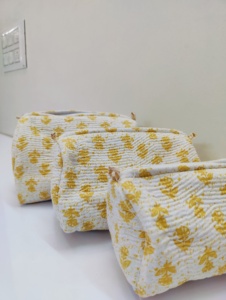 Pochette de toilette en coton imprimée à la main, matelassée, avec fermeture éclair, motif floral, pour le voyage et l'organisation portable - Product Image 4