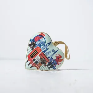 Adorno Navideño con Forma de Corazón del Paisaje Urbano de Londres con Lugares Emblemáticos e Iconos de la Guardia Real, Decoración Colgante para Árbol de Navidad - Product Image 2