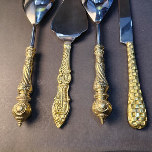 Ensemble d'ustensiles de service gravés à l'ancienne, inspiré de l'époque victorienne, avec manche doré, pelle à gâteau professionnelle, serveurs à salade et couteaux de chef - Product Image 6